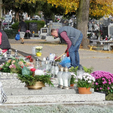 Ostatnie prace porządkowe. Wzmożony ruch przy cmentarzach