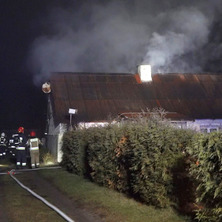 Pożar domu! Poparzony mężczyzna trafił do szpitala