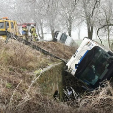 Autobus i trzy pojazdy wypadły z drogi. Poszkodowane dwie osoby