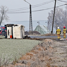 Przewróciła się cysterna z paliwem. Kierowcę zabrano do szpitala