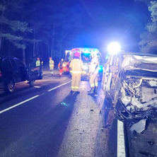 Bus zderzył się z osobówką. Dwie osoby przetransportowano do szpitala