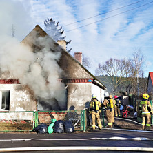 Pożar budynku mieszkalnego. 9 zastępów w akcji