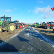 Protest w obronie polskiej wsi. Blisko 100 rolników na wiadukcie