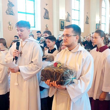 Pożegnanie księdza seniora. Nie zabrakło kwiatów i życzeń