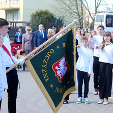 Nadanie sztandaru szkole. Uroczystość w Sadkach