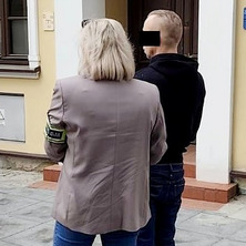 Włamał się do restauracji. Ukradł pieniądze, terminal płatniczy i 10 piw