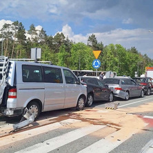 Zderzenie 5 samochodów. Pas ruchu zablokowany