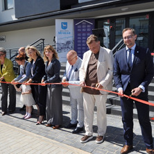 Nowe mieszkania oficjalnie otwarte. Symboliczne przecięcie wstęgi