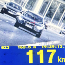 Znacznie przekroczyli prędkość. Stracili prawo jazdy